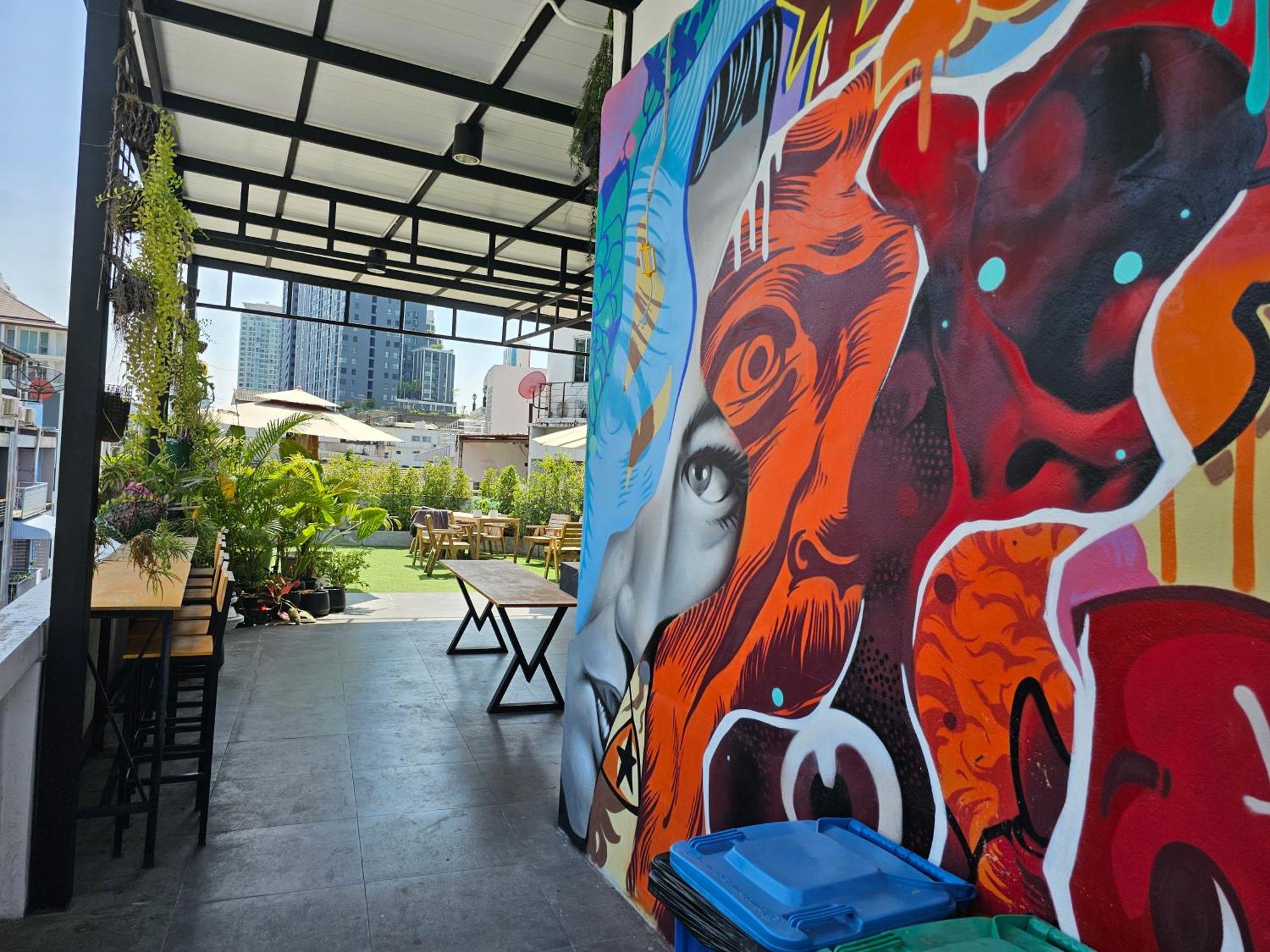 Urban Jungle Hostel Bangkok Exterior foto
